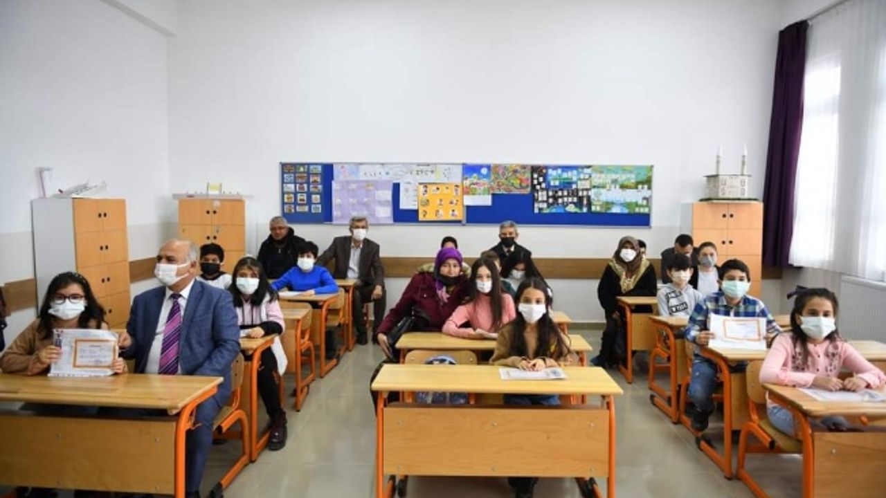 Beypazarı'nda Öğrencilerin Karne Heyecanı Paylaşıldı