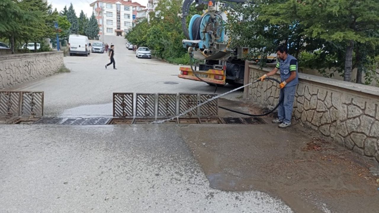 ASKİ Beypazarı’nda Mazgal Temizliği Yapıyor