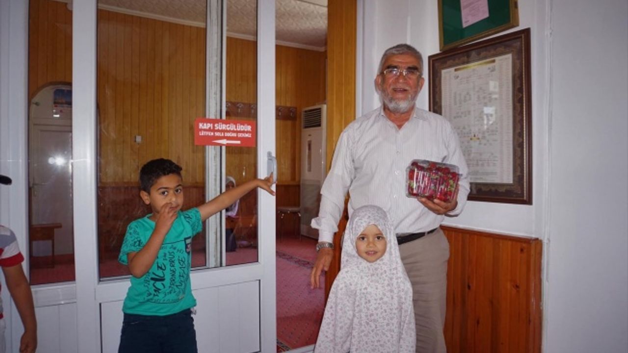 Organik Meyveler Öğrencilere Dağıtıldı