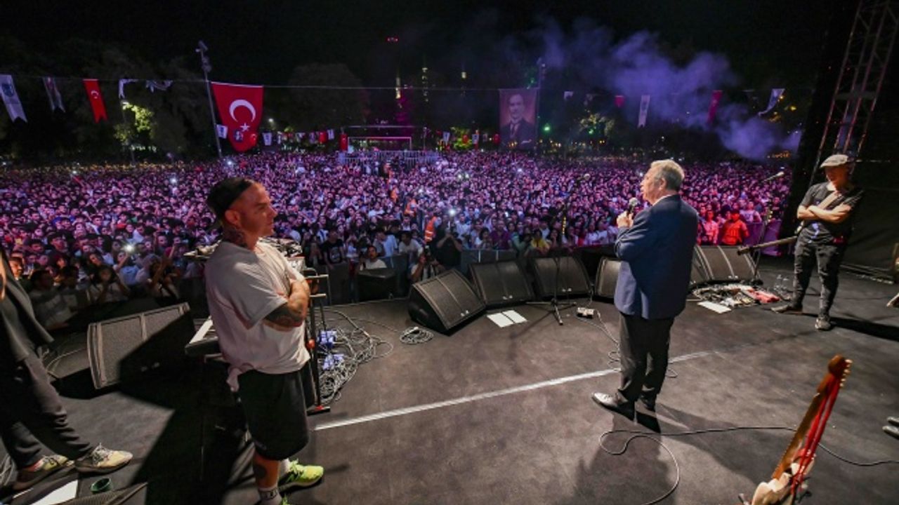 Mansur Yavaş ve Ankaralılar Zafer’in 100. Yılında Gençlik Parkında Buluştu