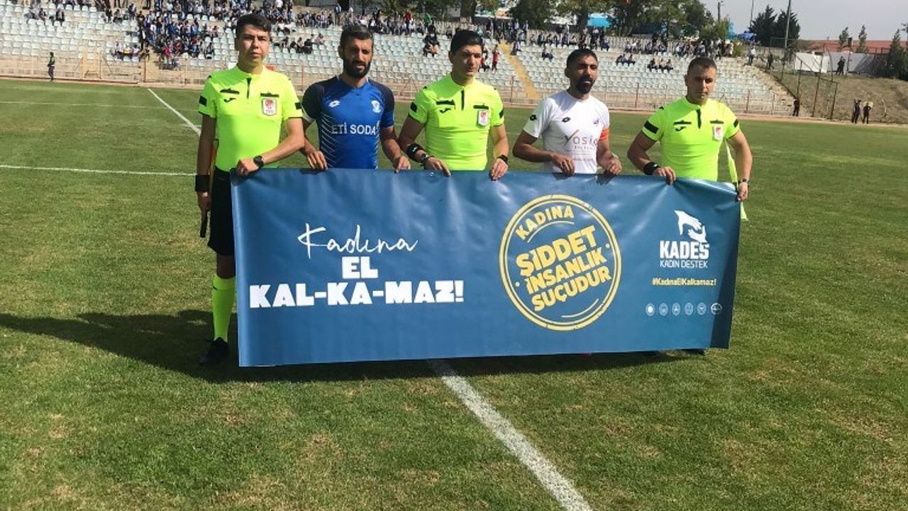 Beypazarı Spor’dan “KADINA EL KAL-KA-MAZ” Pankartı