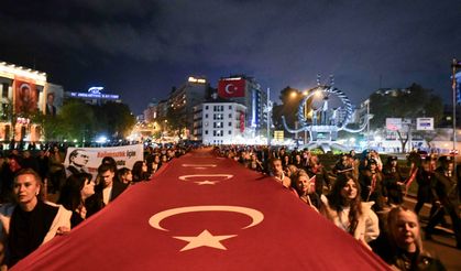 ANKARA’DA 29 EKİM COŞKUSU: BAŞKENTLİLER MEŞALELERLE 2. MECLİS’E YÜRÜDÜ