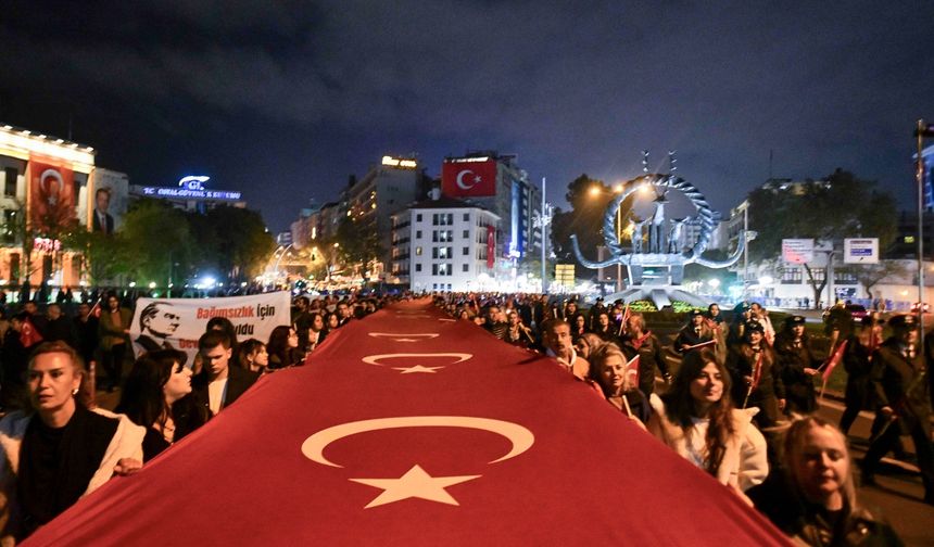 ANKARA’DA 29 EKİM COŞKUSU: BAŞKENTLİLER MEŞALELERLE 2. MECLİS’E YÜRÜDÜ